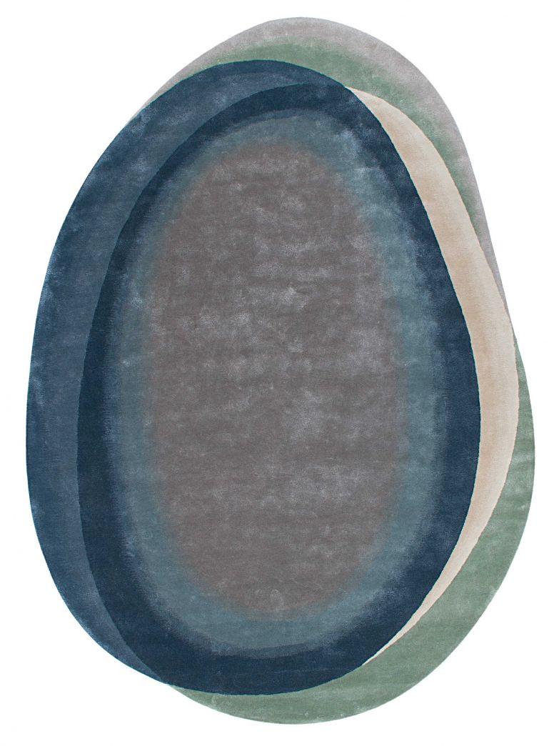 Nicht nur der Name, sondern auch die Form bezieht sich beim Teppich «Stone» auf von den Gezeiten geglättete, aufeinandergestapelte Steine. Die Farben erinnern ans Meer bei verschiedenen Lichtverhältnissen. ROCHE-BOBOIS.COM