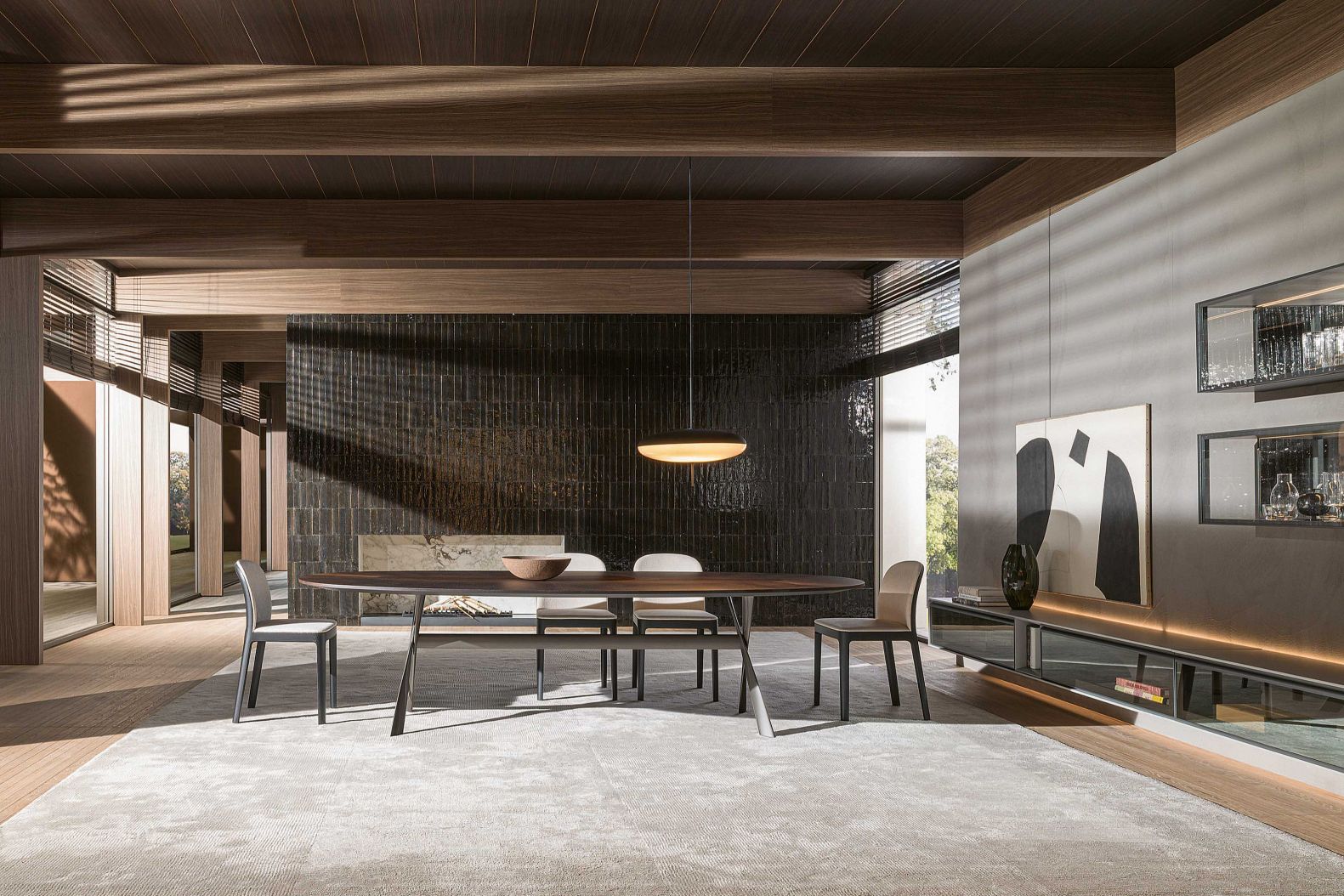 2019 hat der Mailänder Architekt Rodolfo Dordoni «Gatwick» entworfen. Und wie der Flughafen will auch der Tisch ein Treffpunkt sein, jedoch in ganz persönlichem Rahmen. Neu mit einer Platte in Eukalyptusholz erhältlich. MOLTENI.IT