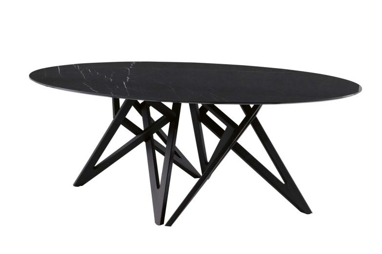 Das extravagante Design von Esstisch «Ennea» ersann Vincent Tordjman bereits 2017. Kürzlich wurde die Ausführung um eine Tischplatte aus dem schwarzen Feinsteinzeug Mariquinia erweitert. LIGNE-ROSET.COM