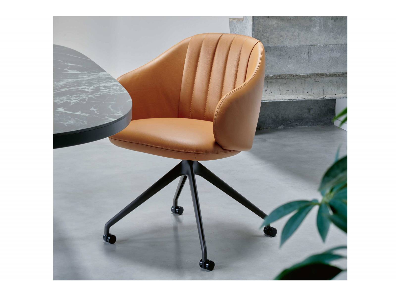 Ein Stuhl, mehrere Ausführungen – dafür steht der vielseitige Dining Chair «Baani» des belgischen Designers Sylvain Willenz. Gemeinsamer Nenner ist der plissierte Stoffstreifen in der Mitte der Rückenlehne. LEOLUX.