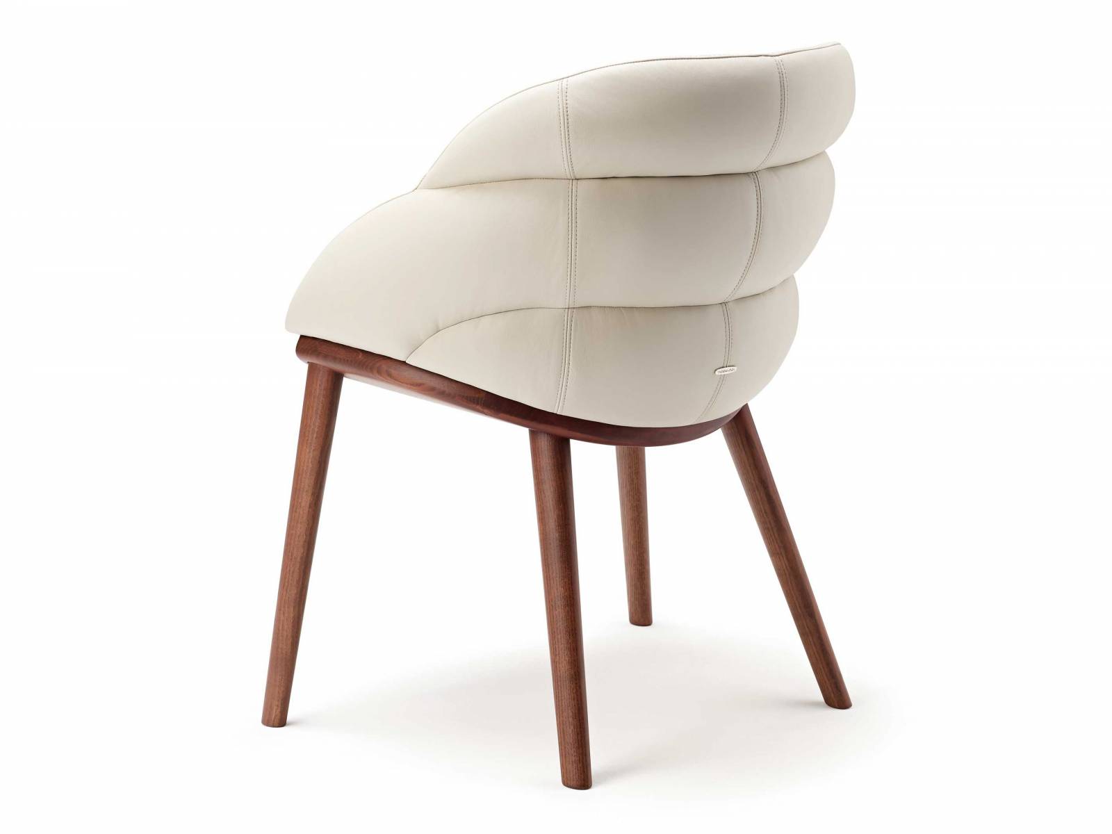 Luca Signoretti hat mit «Camilla» einen gepolsterten Sessel geschaffen, der ein stundenlanges Sitzvergnügen garantiert. Denn die ummantelnde, weiche Rückenlehne sorgt für langanhaltenden Komfort. Foto: Tortora. CATTELAN. 