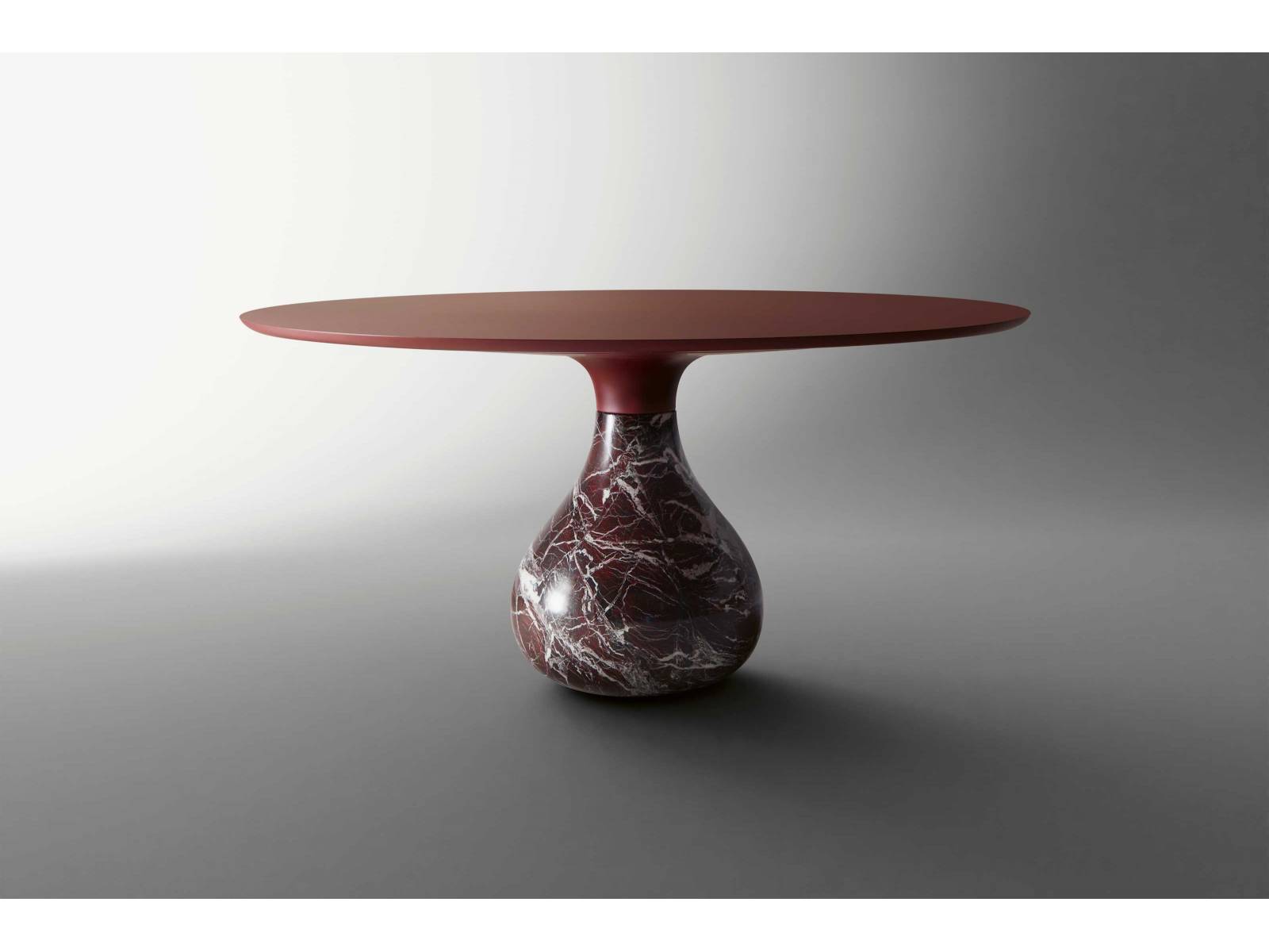 In einer limitierten Edition gibt es den erfolgreichen Tisch «Aqua» nun auch mit einem Sockel aus Rosso Levanto-Marmor, der in Ligurien gewonnen wurde. Die Platte ist aus einem mattroten, samtigen Laminat. Design: Fabrice Berrux. ROCHE BOBOIS.