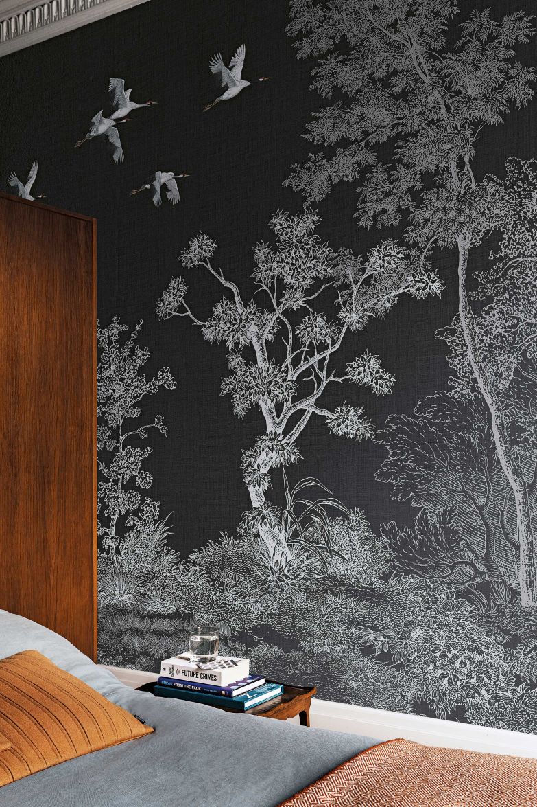 Wie ein japanisches Gemälde kommt «Obi» von Nicola Bottegal daher. Der Vinyl-Wandbelag mit seiner unregelmässigen Oberfläche erinnert an eine Maler-Leinwand und bringt die japanische Natur ausdrucksstark zur Geltung. LONDONART.IT