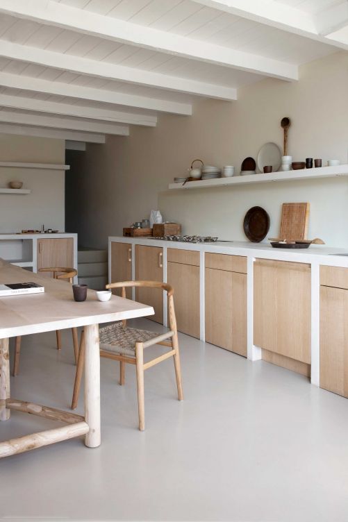 Das Geschirr aus Keramik und Holz fügt sich in seinen Erdtönen perfekt in die natürliche Atmosphäre der Küche ein und verleiht ihr das Ambiente einer Keramikwerkstatt.