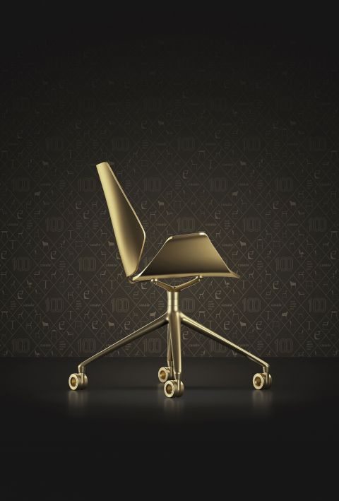 Ein Grund zum Jubeln hat dieses Unternehmen, das zu seinem 100. Geburtstag das Modell «Centuro» präsentiert – einen Stuhl, dessen Form von einer Tulpe inspiriert ist. In Gold gibt es ihn zwar nur für PR-Zwecke. Der Stuhl aus Walnuss- oder Eichenfurnier ist aber mit verschiedenen Gestellvarianten, mit oder ohne Polsterung sowie in einer Vielzahl von Beiz- und Farbverarbeitungen erhältlich. Casala.