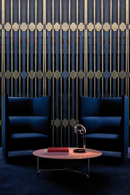 Königlicher geht’s nicht: Die Kombination von Blau und Gold bei der Tapete «Ornate» wirkt wahrlich majestätisch, gleichzeitig erinnert sie mit ihrem Dessin an geometrische Art-Déco-Muster. Wall & Decò.