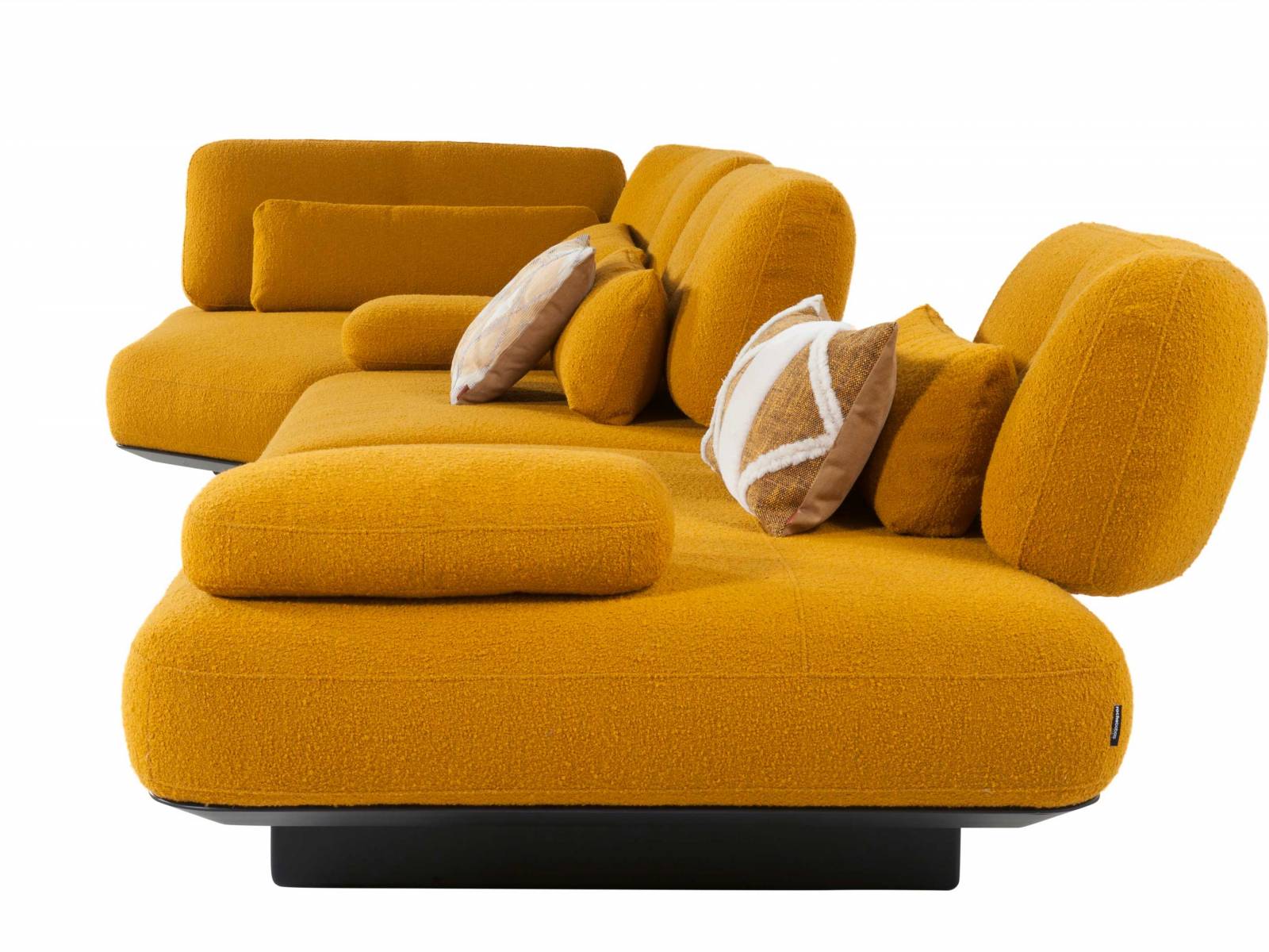 «A-Propos» Sofa, dieses Modell kommt ziemlich lässig daher und sorgt mit klappbaren Rückenlehnen für eine entspannte Sitz-Atmosphäre. Design: Maurizio Manzoni. Foto: Nicolas Gallon. ROCHE BOBOIS.
