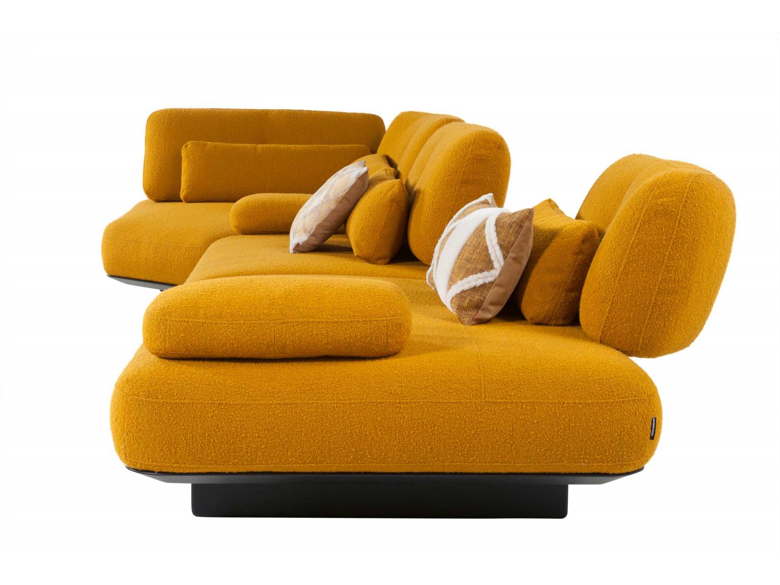 «A-Propos» Sofa, dieses Modell kommt ziemlich lässig daher und sorgt mit klappbaren Rückenlehnen für eine entspannte Sitz-Atmosphäre. Design: Maurizio Manzoni. Foto: Nicolas Gallon. ROCHE BOBOIS.
