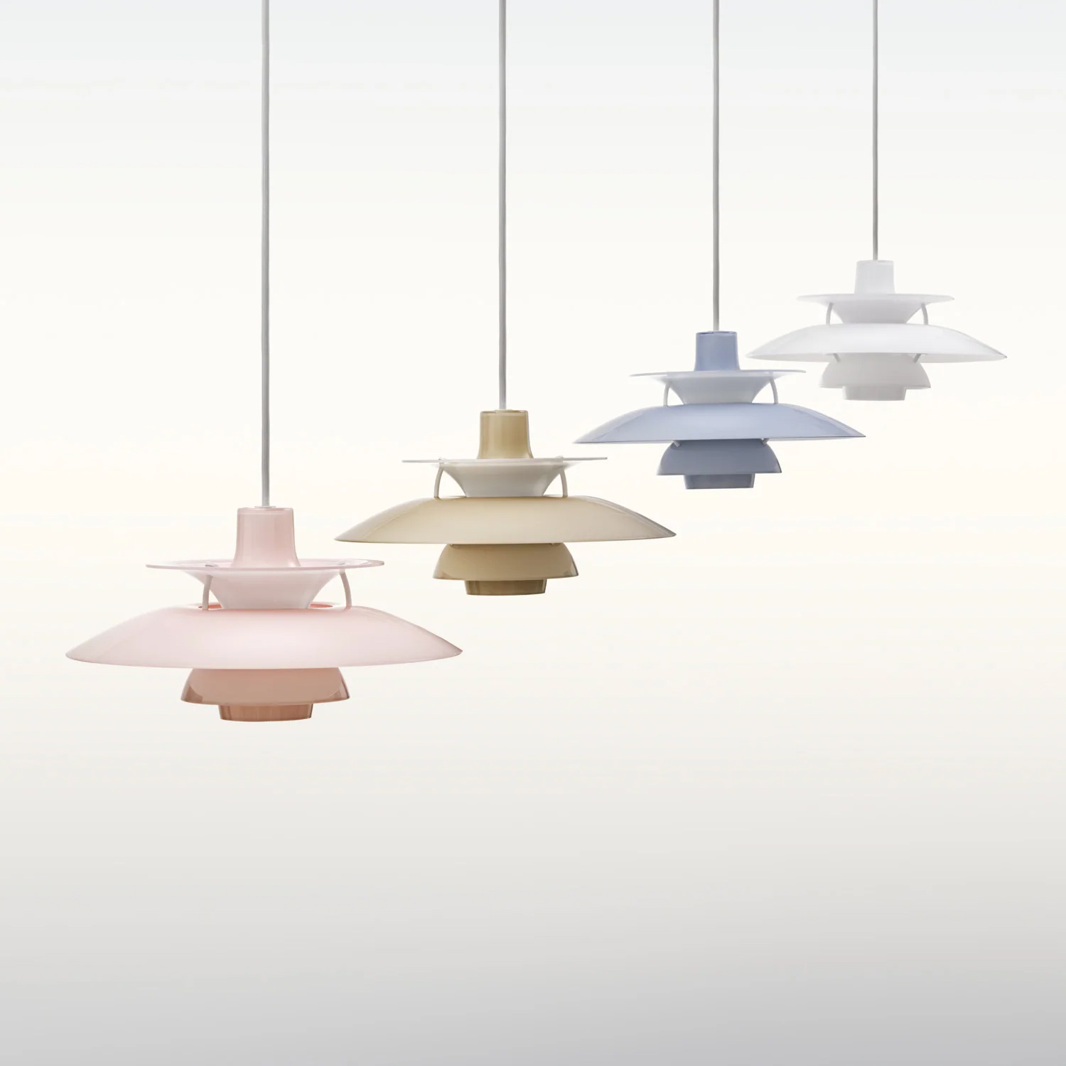 Hochglänzende Oberflächen in Opal White, Opal Beige, Opal Pale Rose und Opal Pale Blue arbeiten mit einem mattweissen Innenreflektor zusammen.